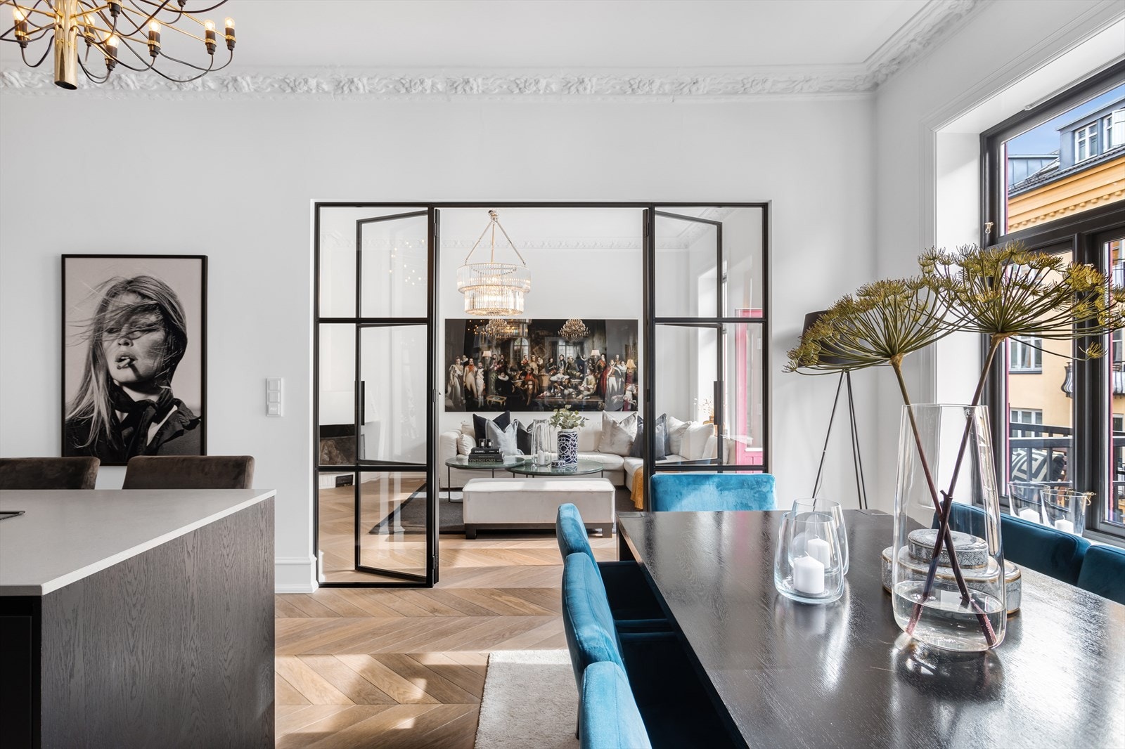 Kjøkkenet består videre av integrert stekeovn, nedfelt induksjonstopp med innebygd ventilator, integrert oppvaskmaskin, vinskap og kombiskap Galleribilde