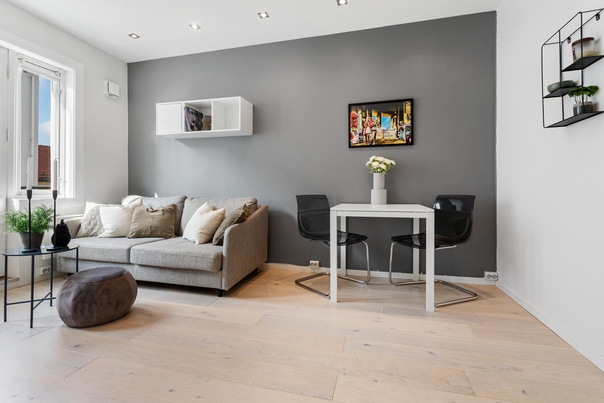 Dette er en godt planløst leilighet og stuen har plass til både sofagruppe og spisebord Galleribilde