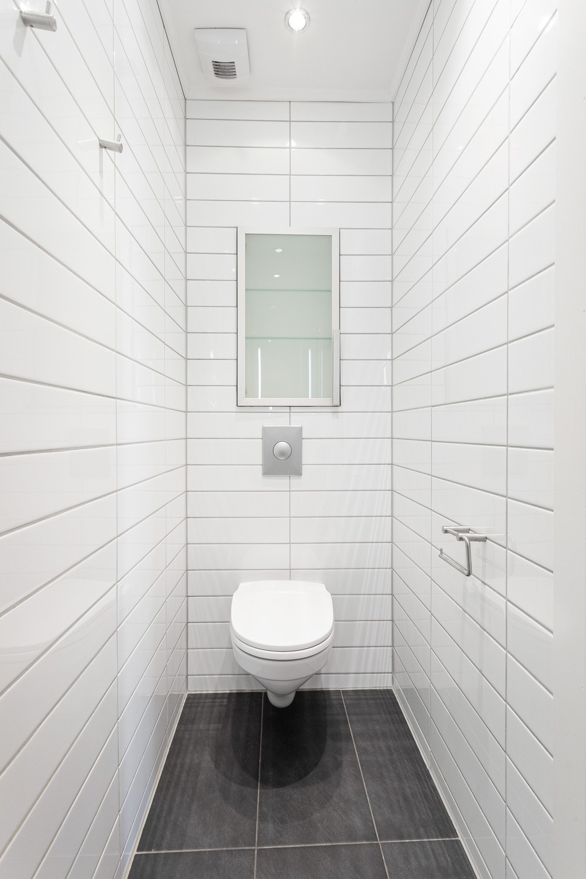 Varmekabler og downlights på badet Galleribilde