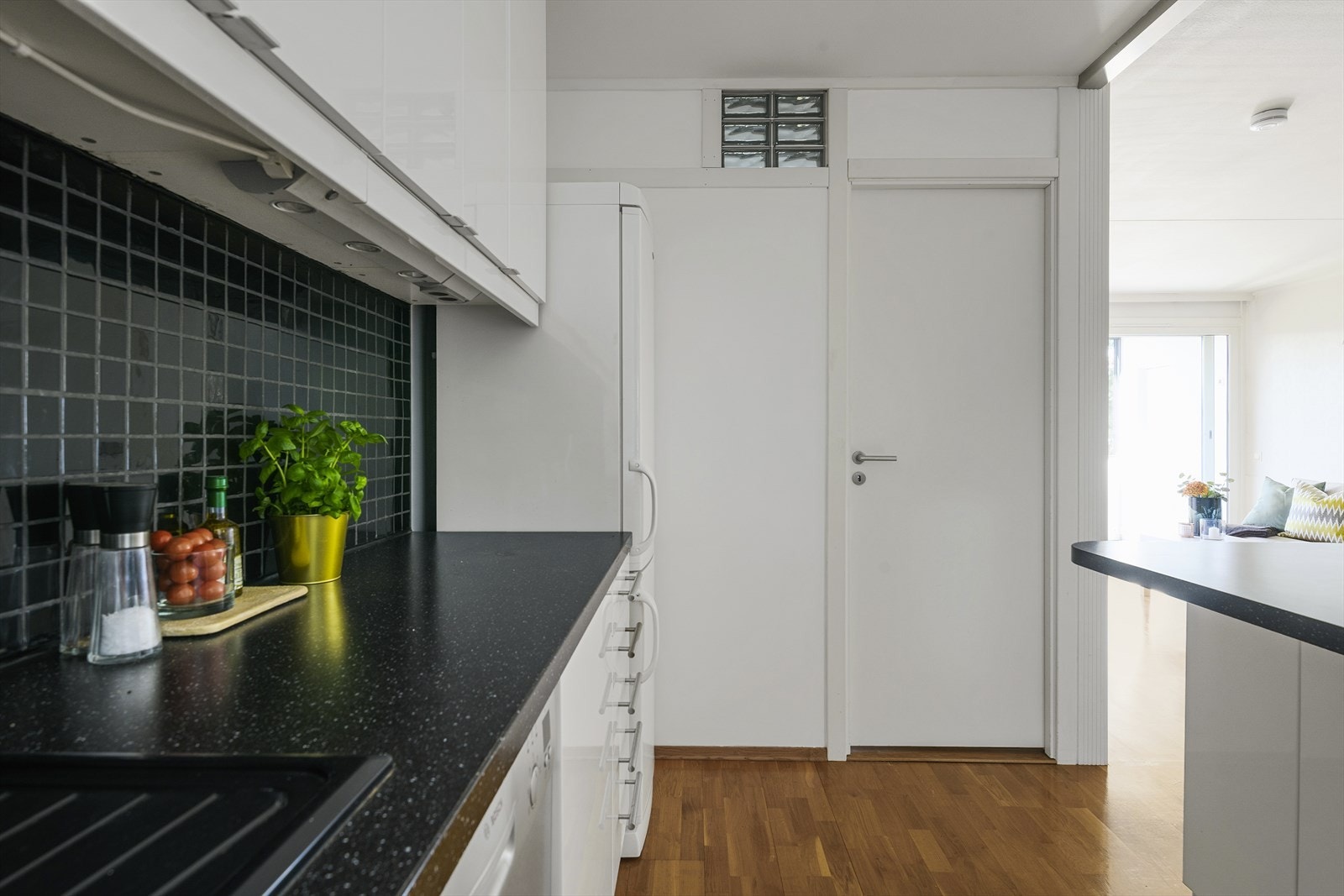 Gode arbeidsflater og mye oppbevaringsplass i skuffer og skap Galleribilde