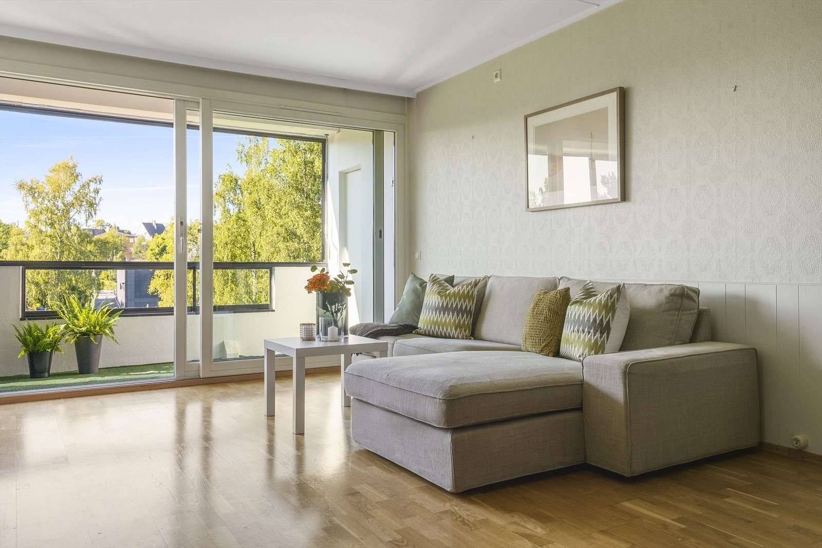 Store vindusflater sørger for mye lysinnslipp og en behagelig romfølelse med nydelig grønt utsyn Galleribilde