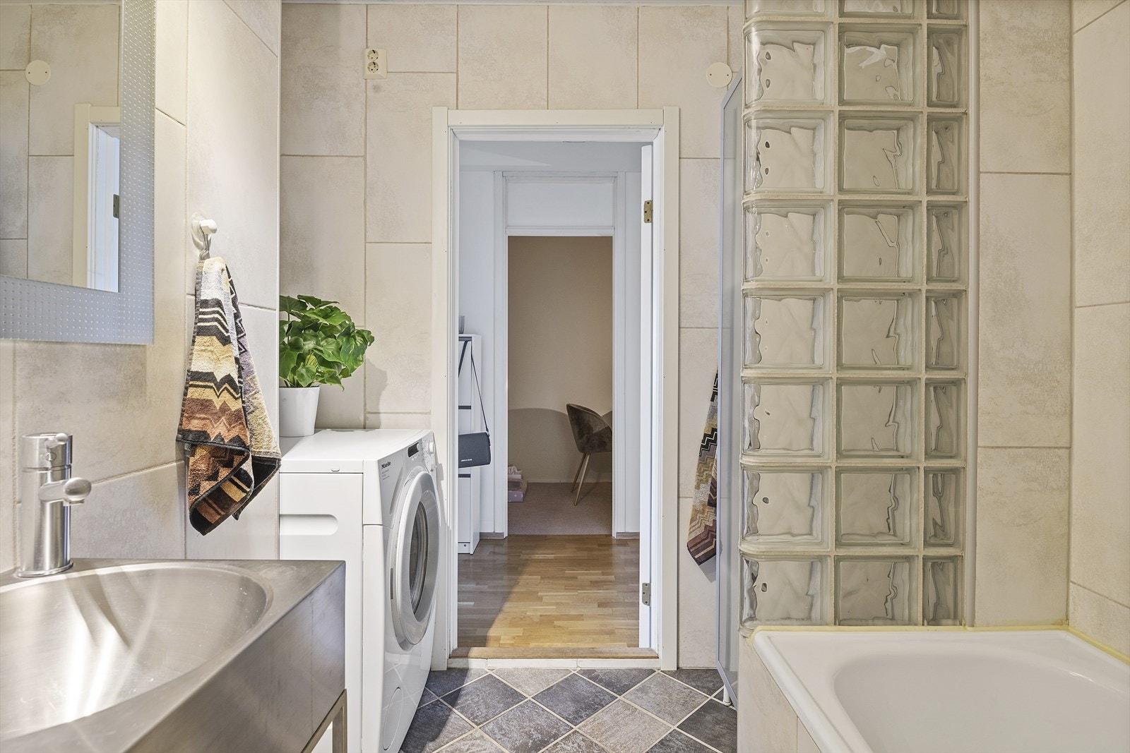 Smarte løsninger gir perfekt egnet plass til vaskemaskin og møblement for oppbevaring Galleribilde