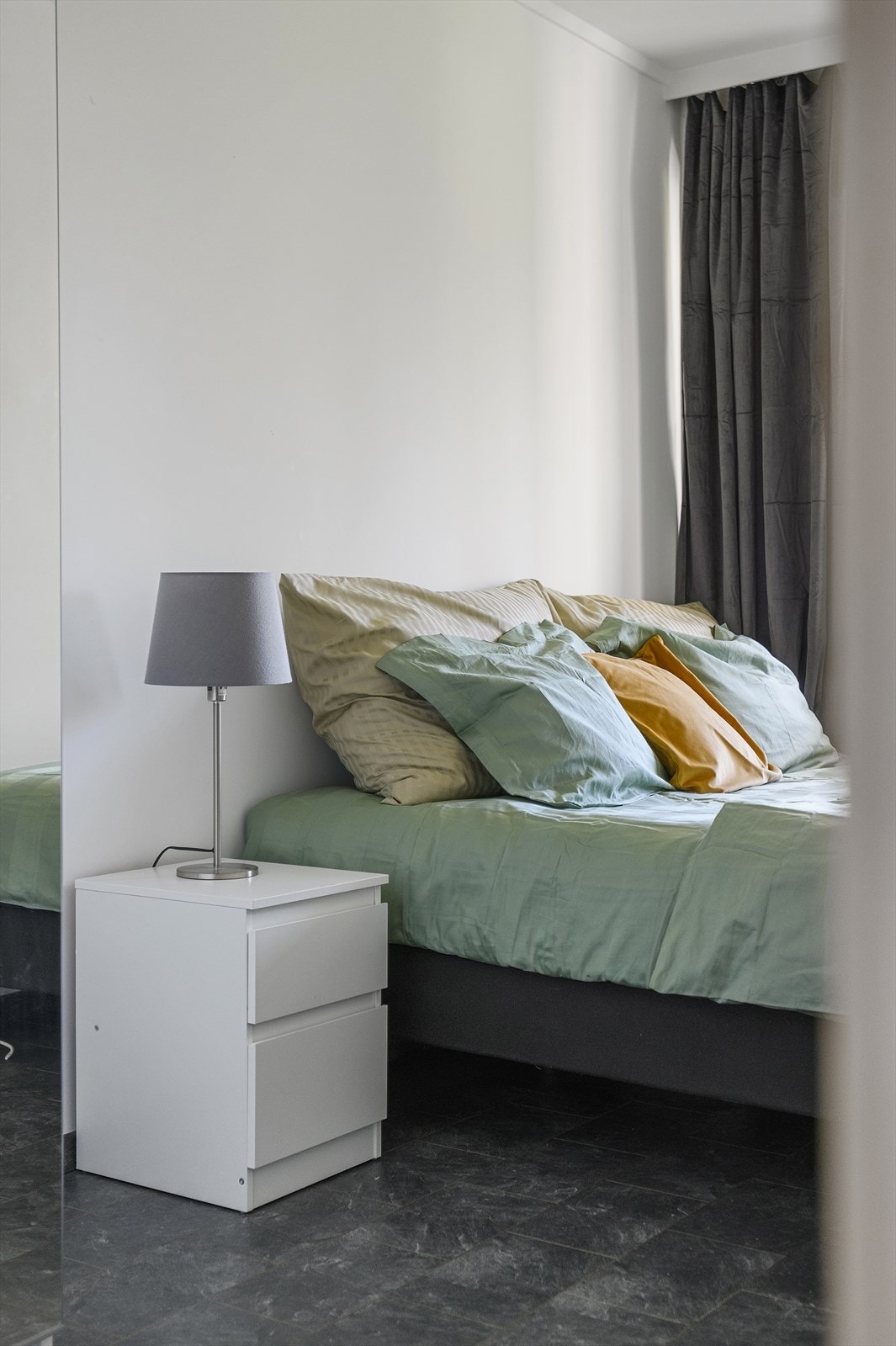 Svalt og behagelig soverom med god plass til dobbeltseng og garderobe Galleribilde