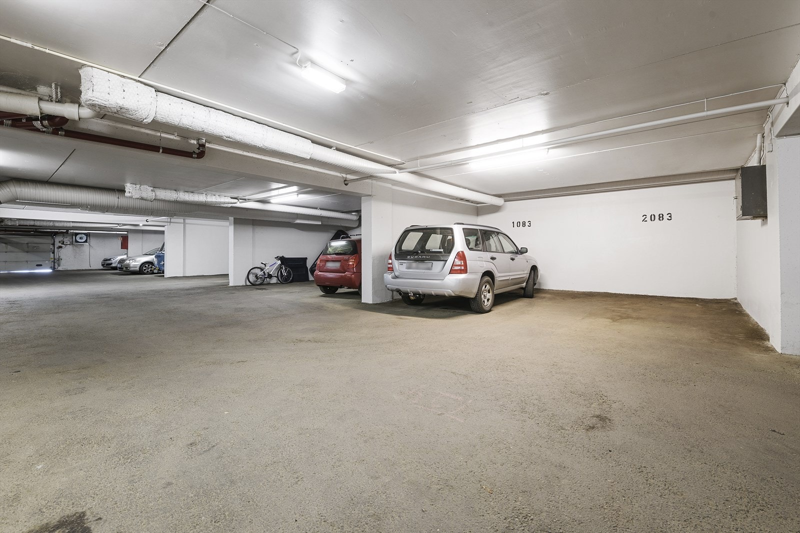 Fast garasjeplass medfølger leilighet med direkte adkomst fra kjelleren under boligen Galleribilde