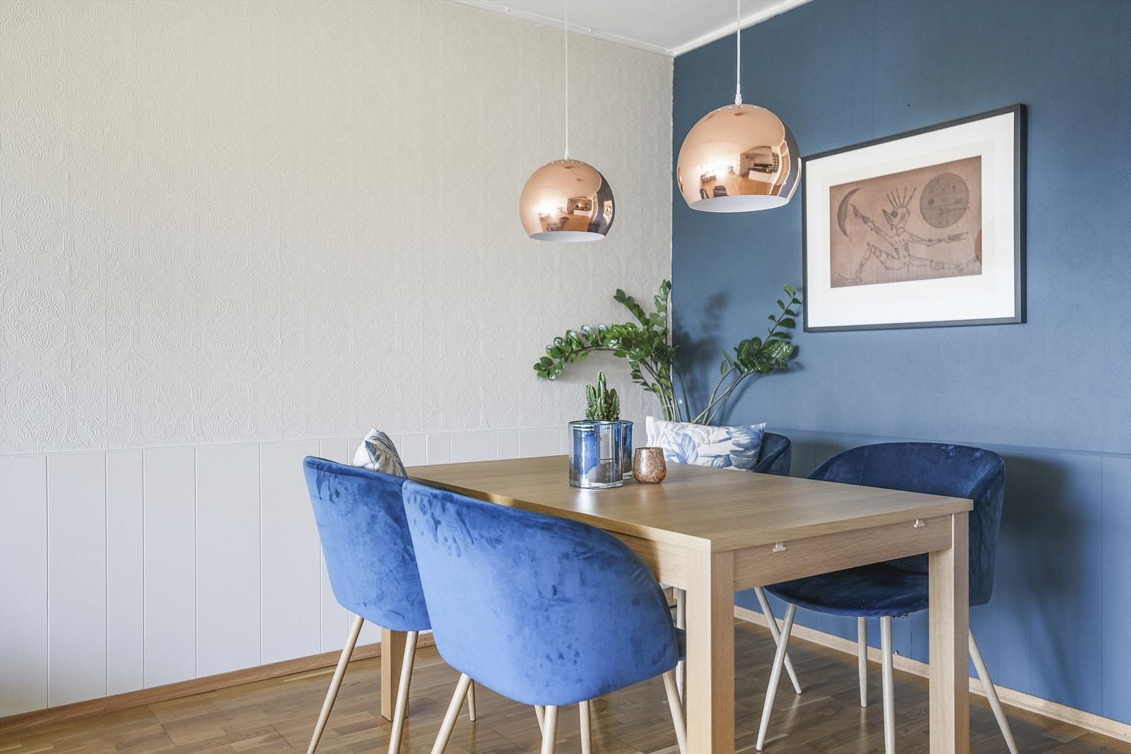 En naturlig plass for spisebord i tilknytning kjøkkenet Galleribilde