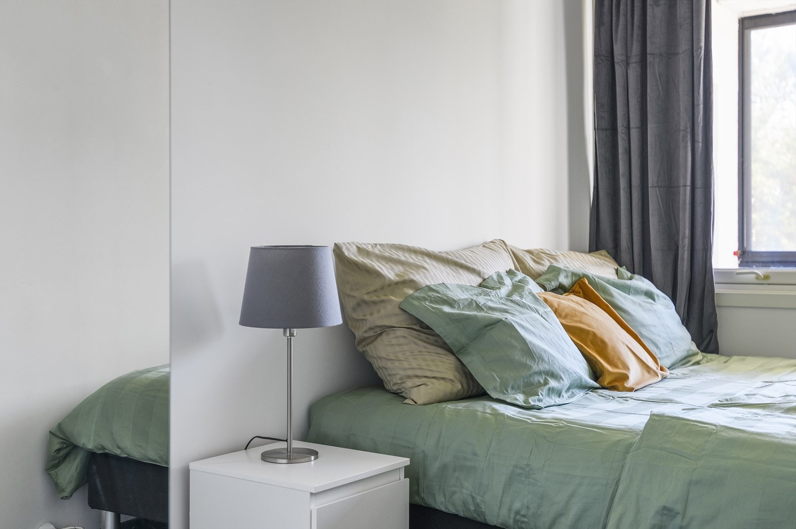 Lyse overflater og vinduer mot stille, bilfrie områder Galleribilde