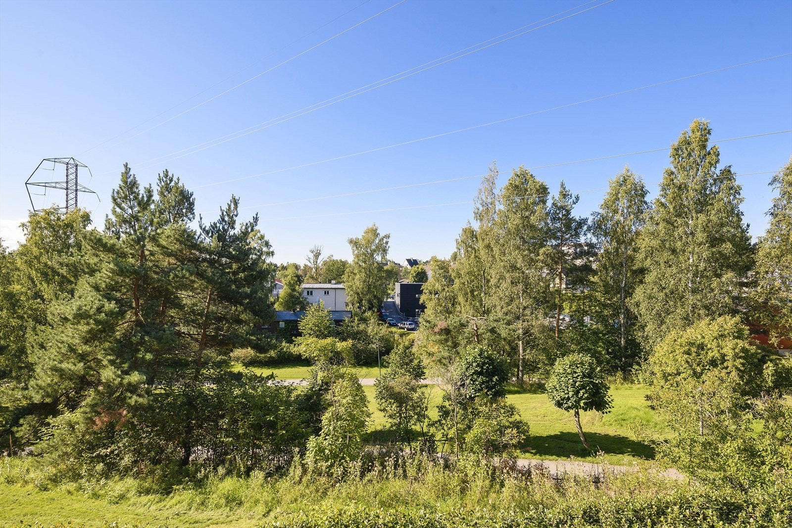 Leiligheten ligger i "gullblokka" i borettslaget med strålende solforhold og fritt, grønt utsyn fra balkongen Galleribilde