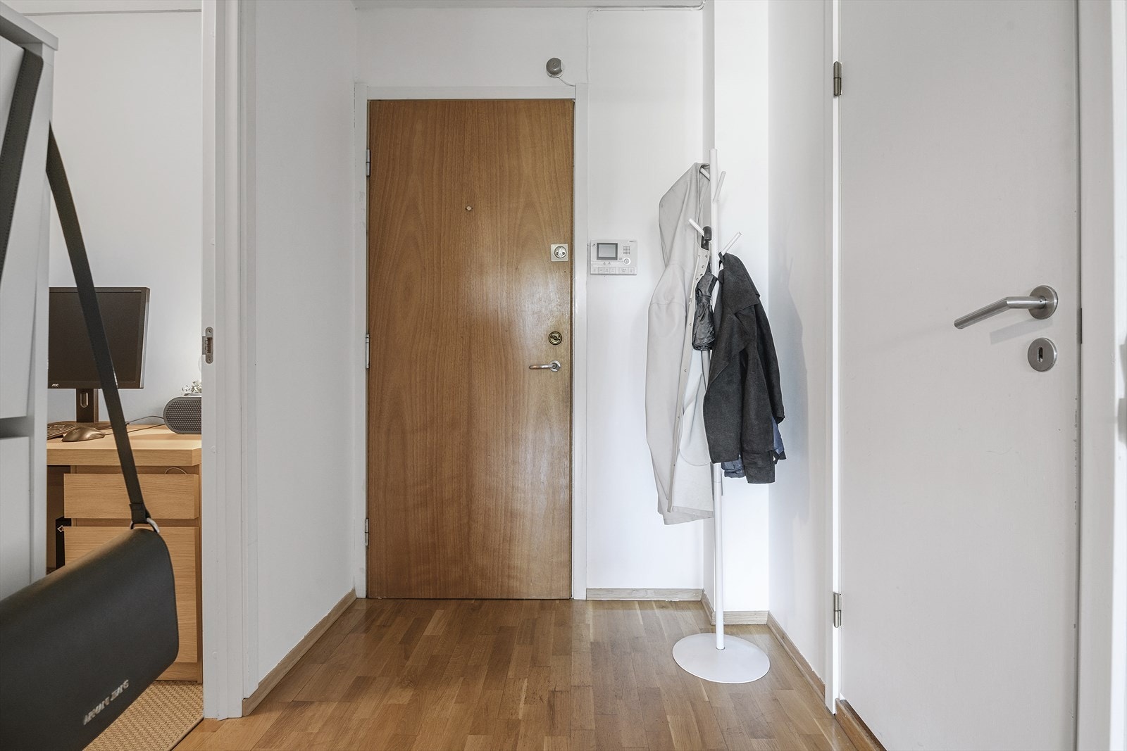 Romslig entré med god plass til å henge fra seg yttertøy og sette fra seg sko. Velkommen inn! Galleribilde