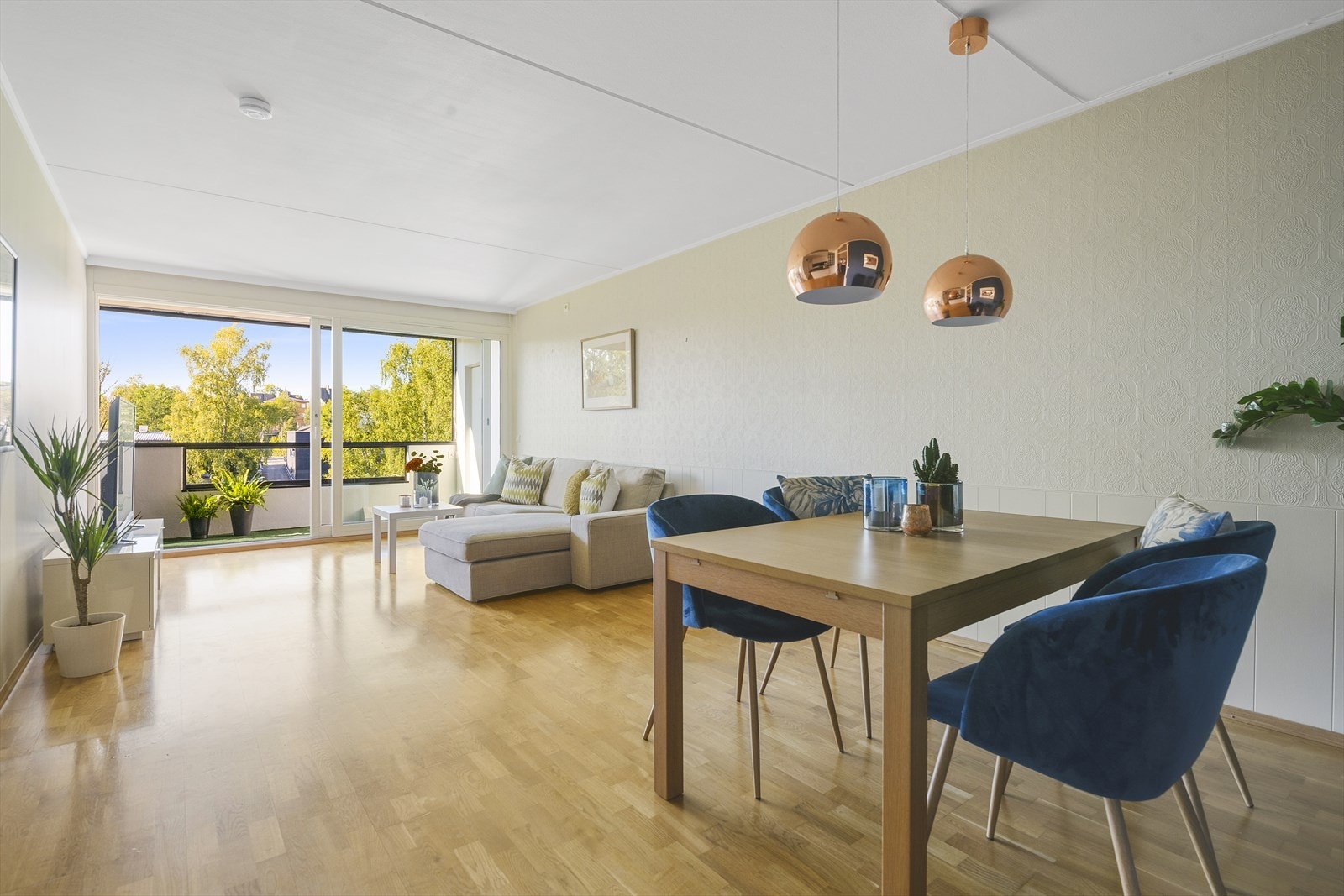 Stuen er meget romslig og er enkel å innrede med både komfortabel sofaseksjon og spisebord med plass til flere gjester Galleribilde