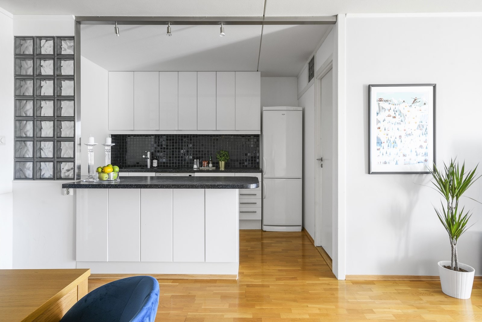 Kjøkkenet er utstyrt med oppvaskmaskin, nedfelt kompositt oppvaskkum, laminat benkeplate og praktiske fliser mellom benk og overskap Galleribilde