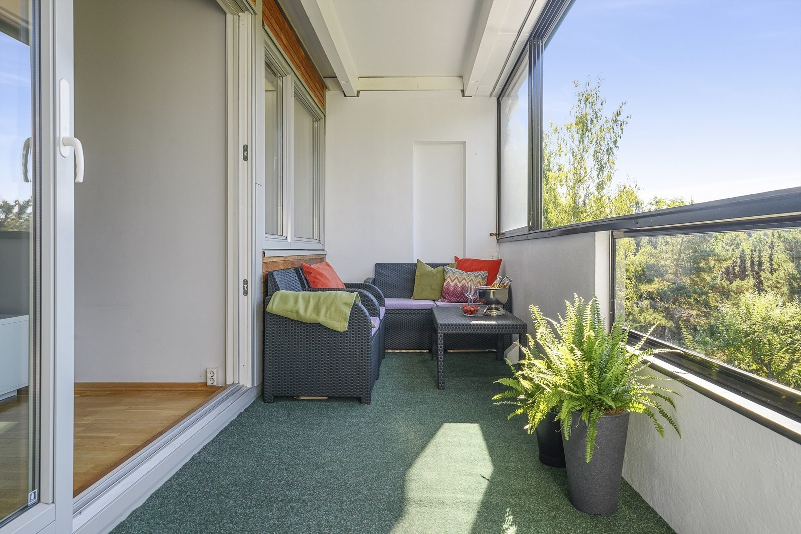 Her er det god plass til flere sittegrupper og grill uten problem Galleribilde