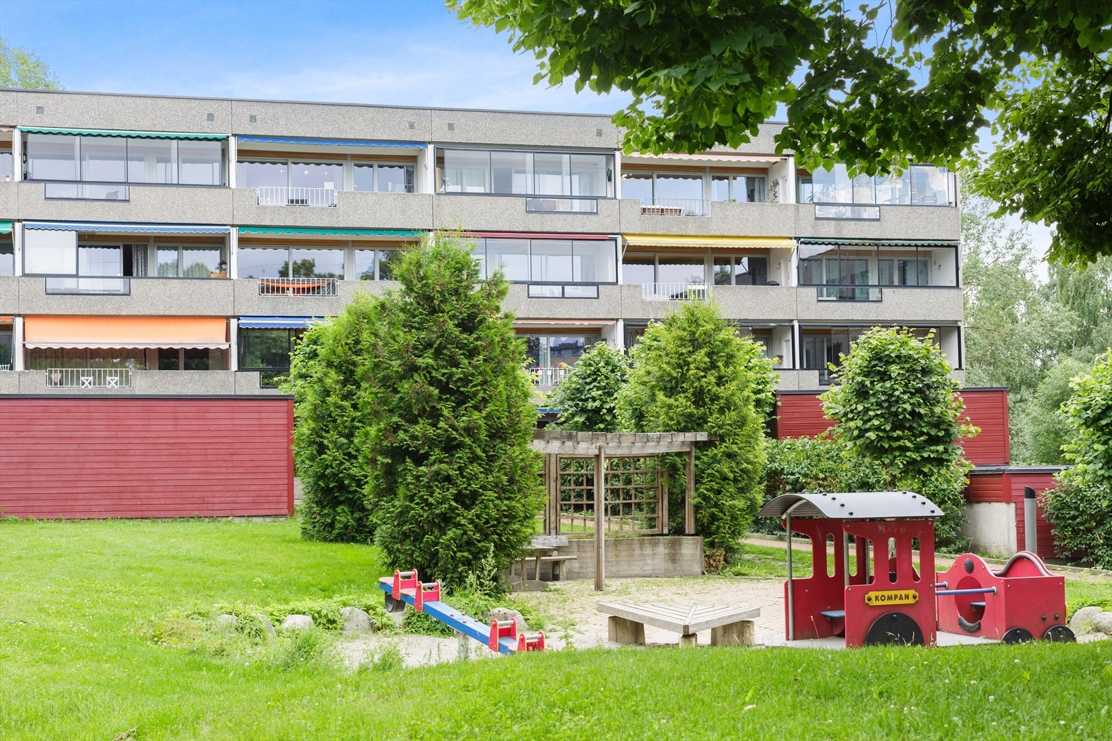 Flotte fellesarealer med beplantning, interne stikkveier, samt lekeplass for de små. Fellesarealet skaper en skjermet og rolig tilværelse. Fellesområdet byr også på en stor og flott grillplass som egner seg ypperlig for sosiale sammenkomster. Galleribilde
