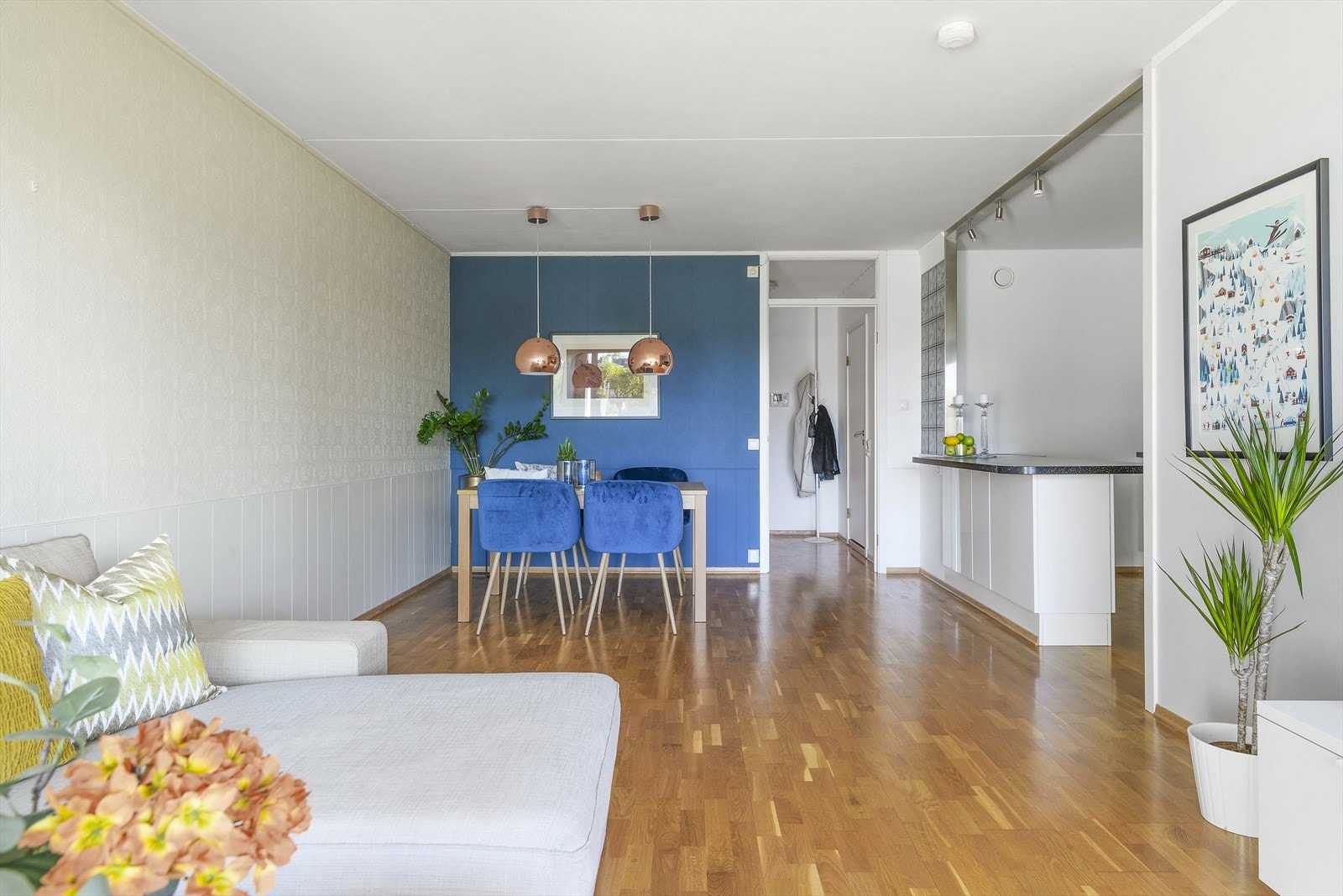 Planløsningen er god, med romslig stue og naturlig adskilt kjøkken Galleribilde