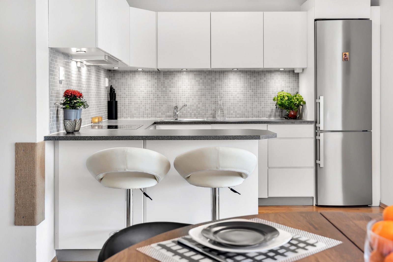 Kjøkkeninnredning med hvite fronter Galleribilde