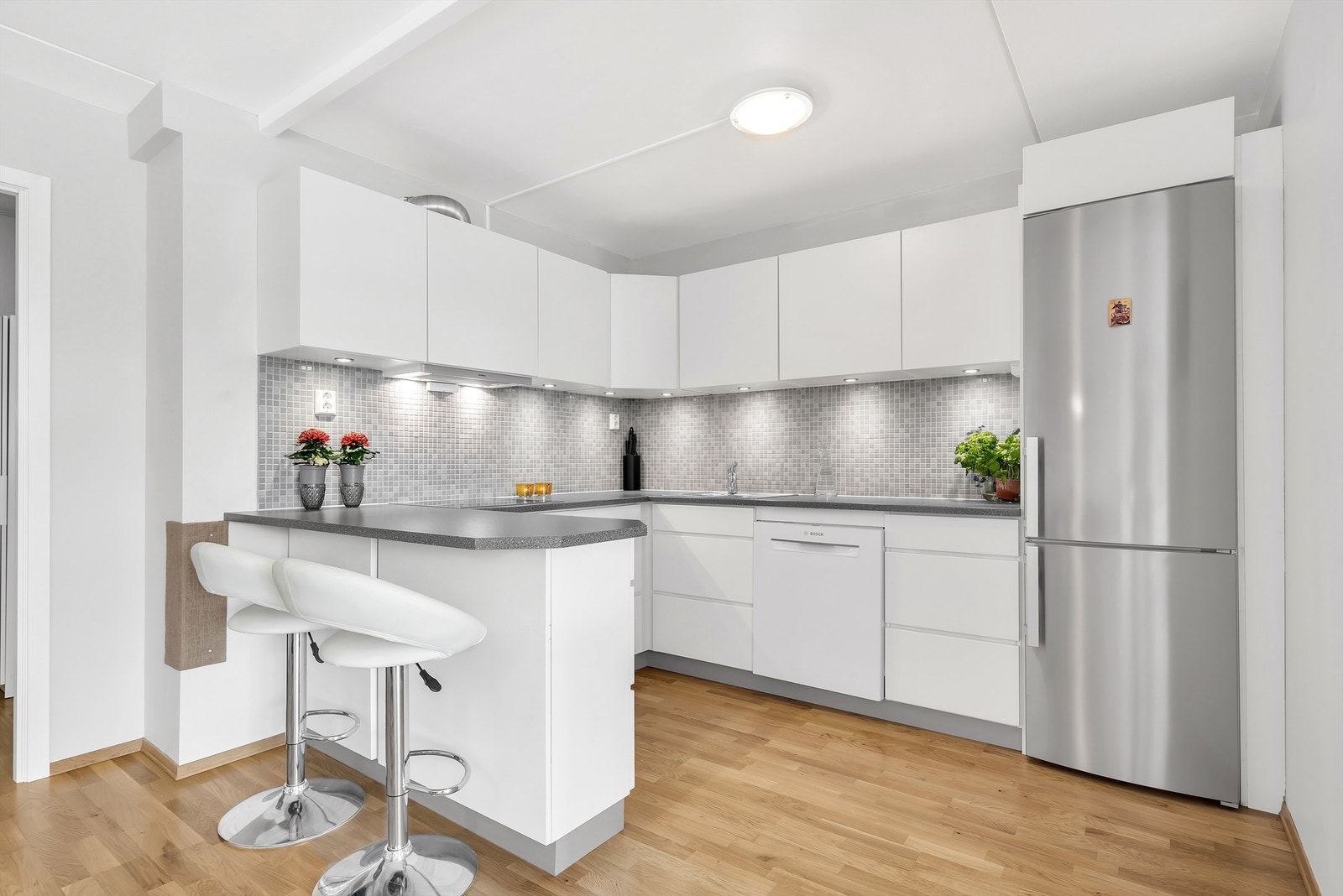 I kjøkkenet er det integrert ovn og platetopp. Nisje til oppvaskmaskin og kjøl/frys Galleribilde