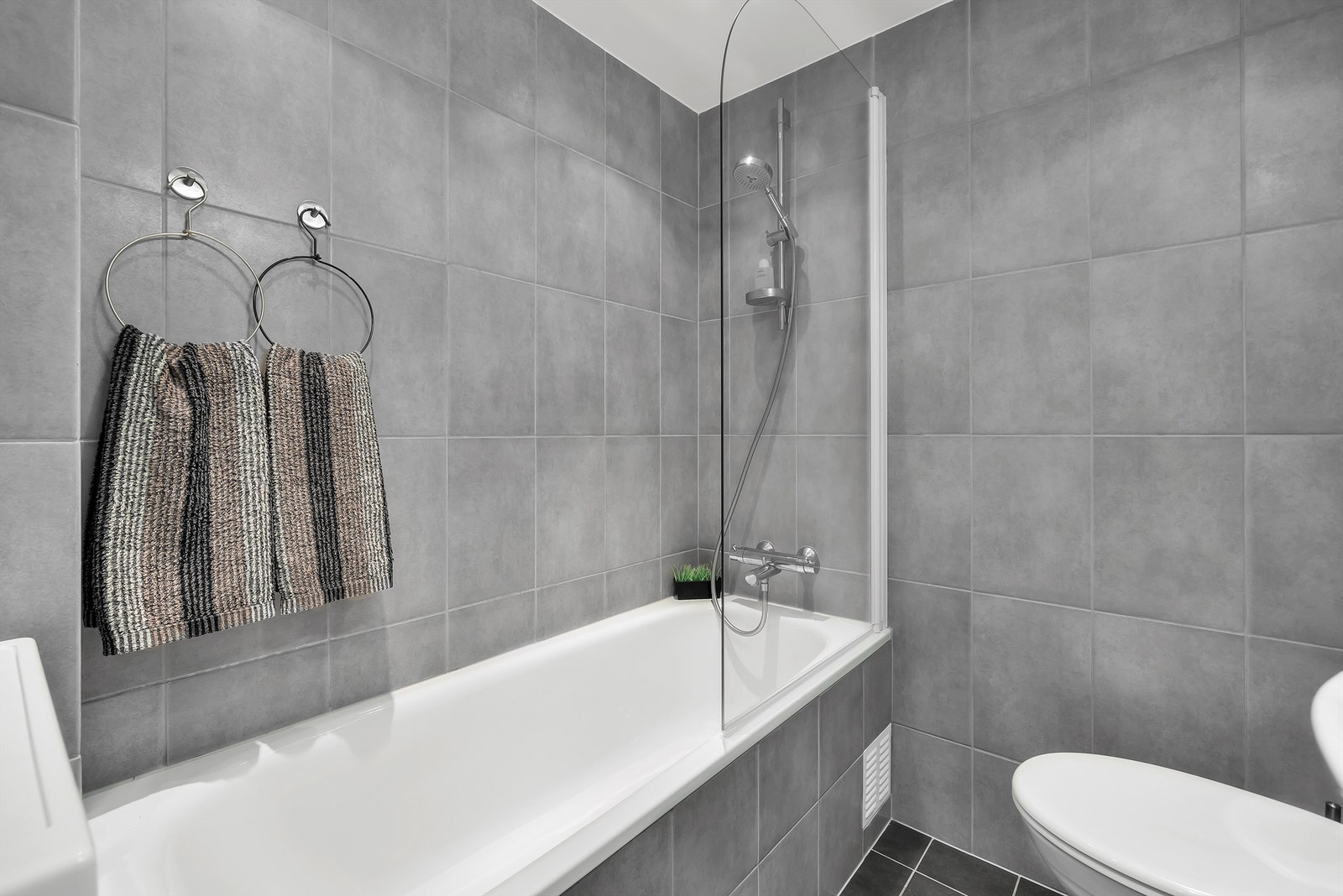 Innmurt badekar med dusjdør. Galleribilde