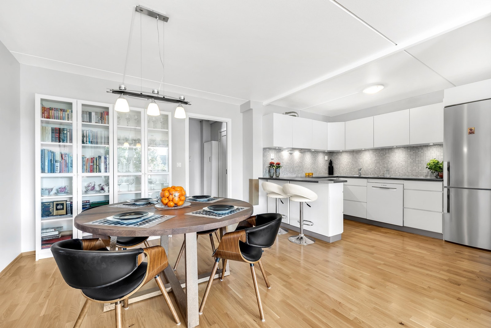 Romslig stue/kjøkken med plass til spisebord Galleribilde