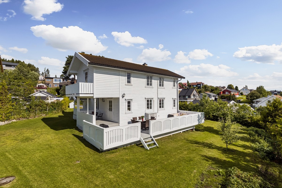 Sør-vestlig fasade. På terrasse og i hagen har man svært gode solforhold. Galleribilde