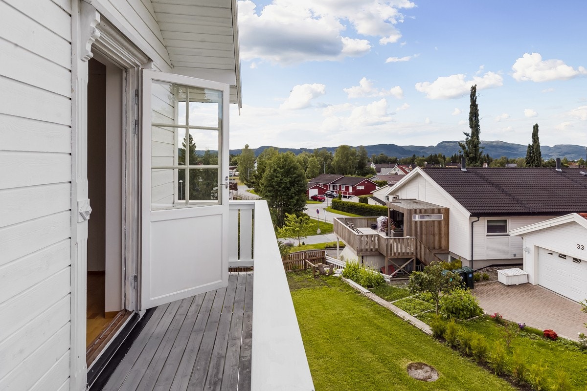 Balkongen i 2. etasje har gode solforhold på kveldstid. Galleribilde