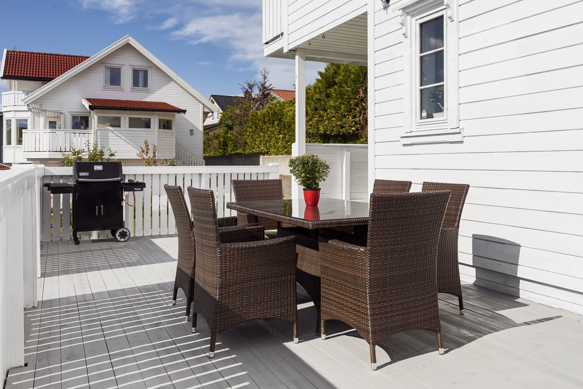 Terrasse er nylig beiset. Galleribilde