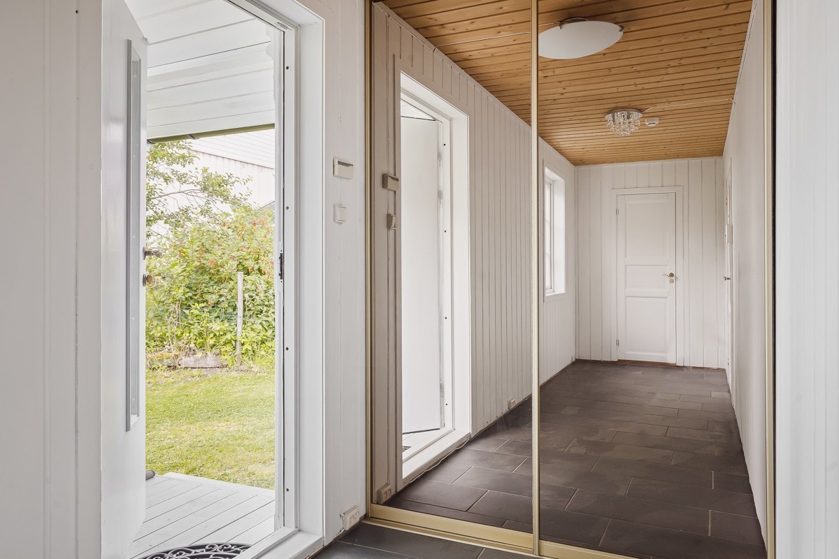 Entre med gulvvarme og garderobeskap. Fliser på gulv, veldig praktisk på våte regnværsdager. Galleribilde