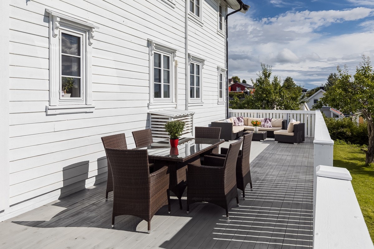 Terrasse med direkte utgang til plen og grøntareal, med god plass til flere sittegrupper. Galleribilde