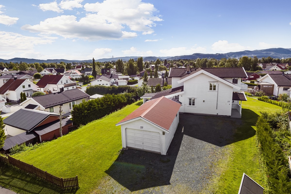 Garasje med en stor opparbeidet gårdsplass. Tomten kan ha muligheter for påbygg/utvikling. Galleribilde