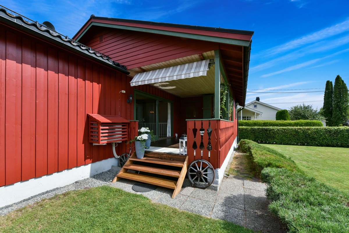 Fra verandaen er det trapp ned til hagen. Dette benyttes som hovedinngangen til huset. Galleribilde