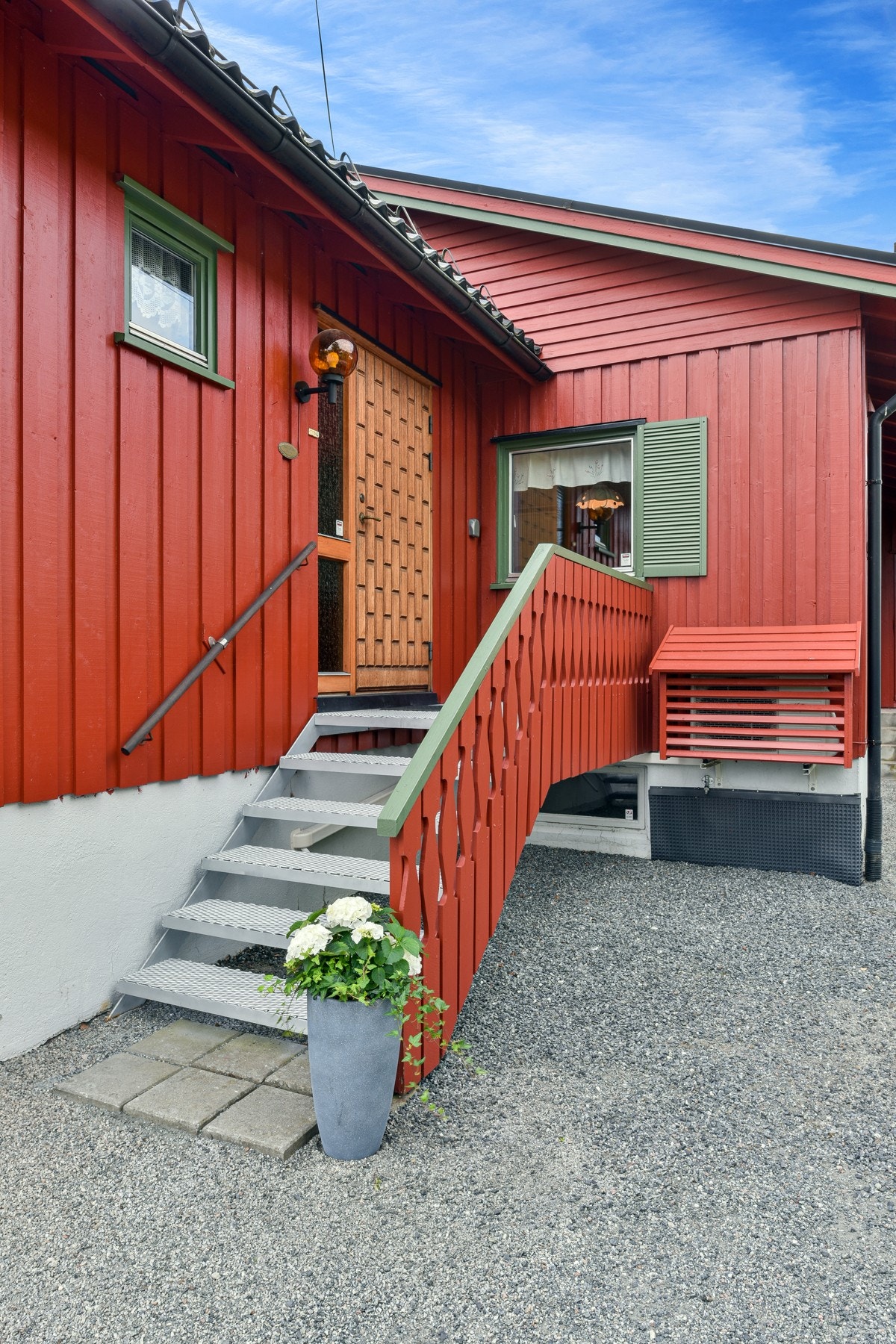 Utgang til tomt fra kjøkkenet. Galleribilde