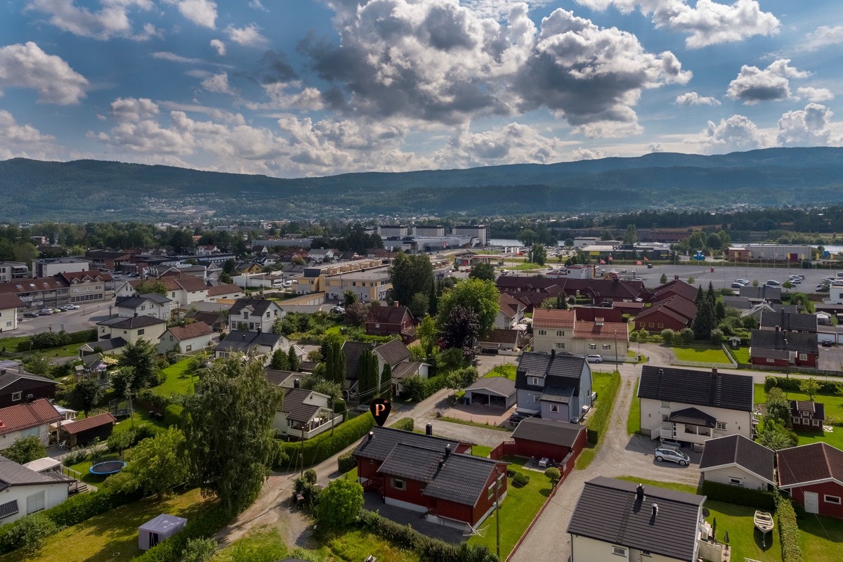 Fra eiendommen er det kort gangavstand til Krokstad barneskole, samt gangavstand Eknes ungdomsskole. Galleribilde
