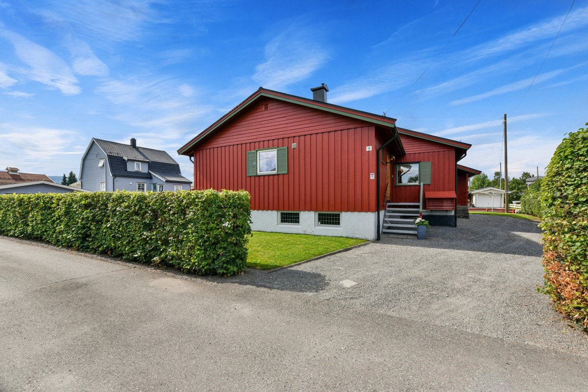 Videre er det parkeringsmuligheter for et antall biler på to store, gruslagte gårdsplasser. Galleribilde