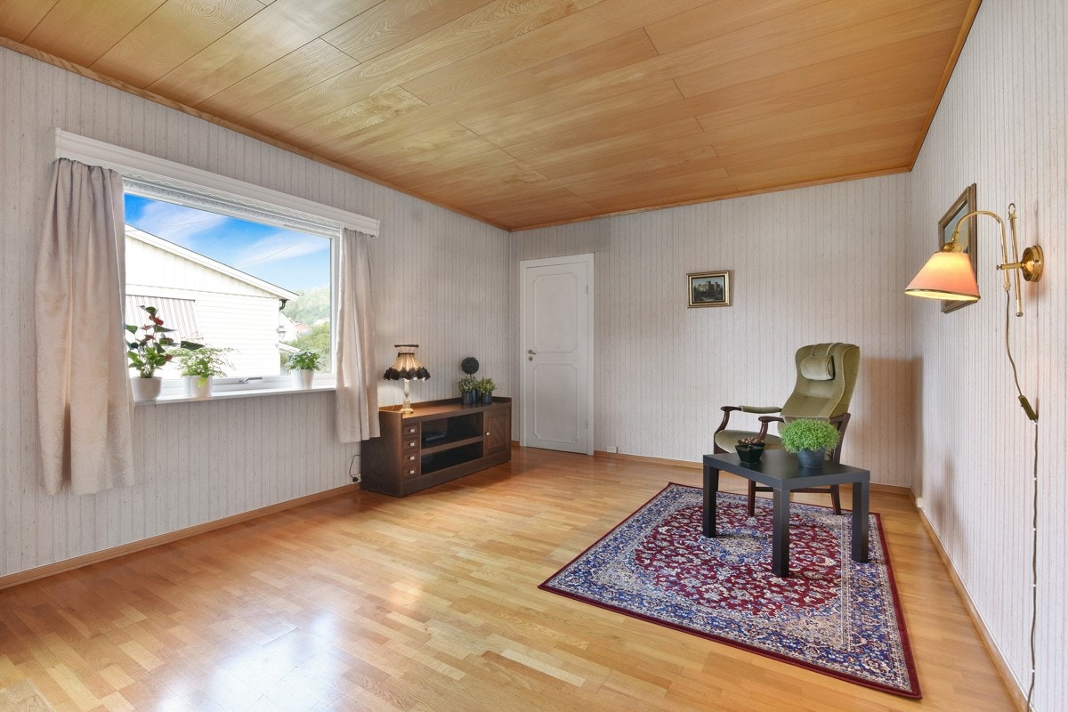 Eneboligen har en stor og luftig vinkelstue i første etasje, med rikelig lysinnslipp fra vestvendte vinduer. Deler av stuen har tidligere vært benyttet som det tredje soverommet til boligen. Galleribilde