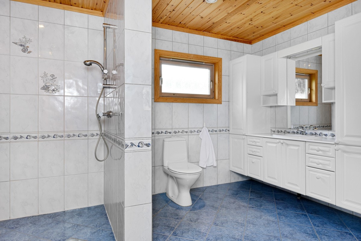 Leiligheten har to bad i første etasje, hvorav det det romslige hovedbadet ble pusset opp i 2009. Galleribilde