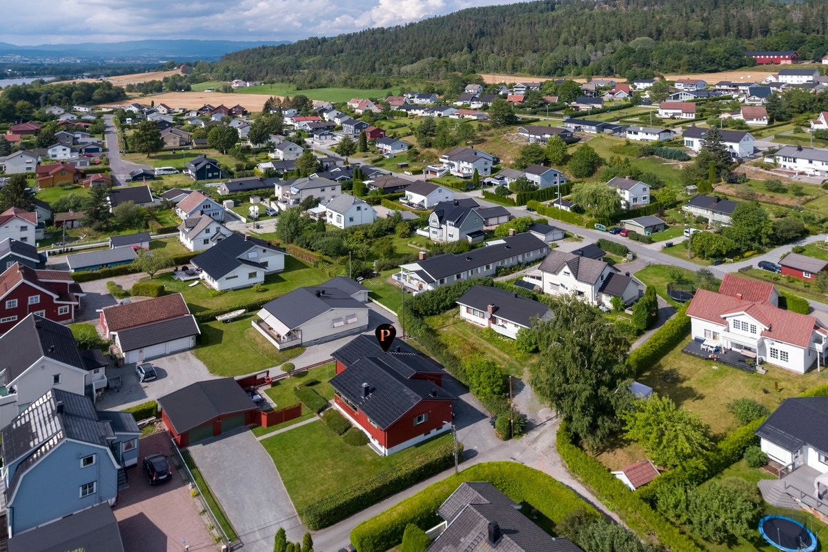 Bedehusgata 16 er en stor og funksjonell enebolig over to plan, med skjermet og tilbaketrukket beliggenhet i barnevennlige omgivelser. Galleribilde
