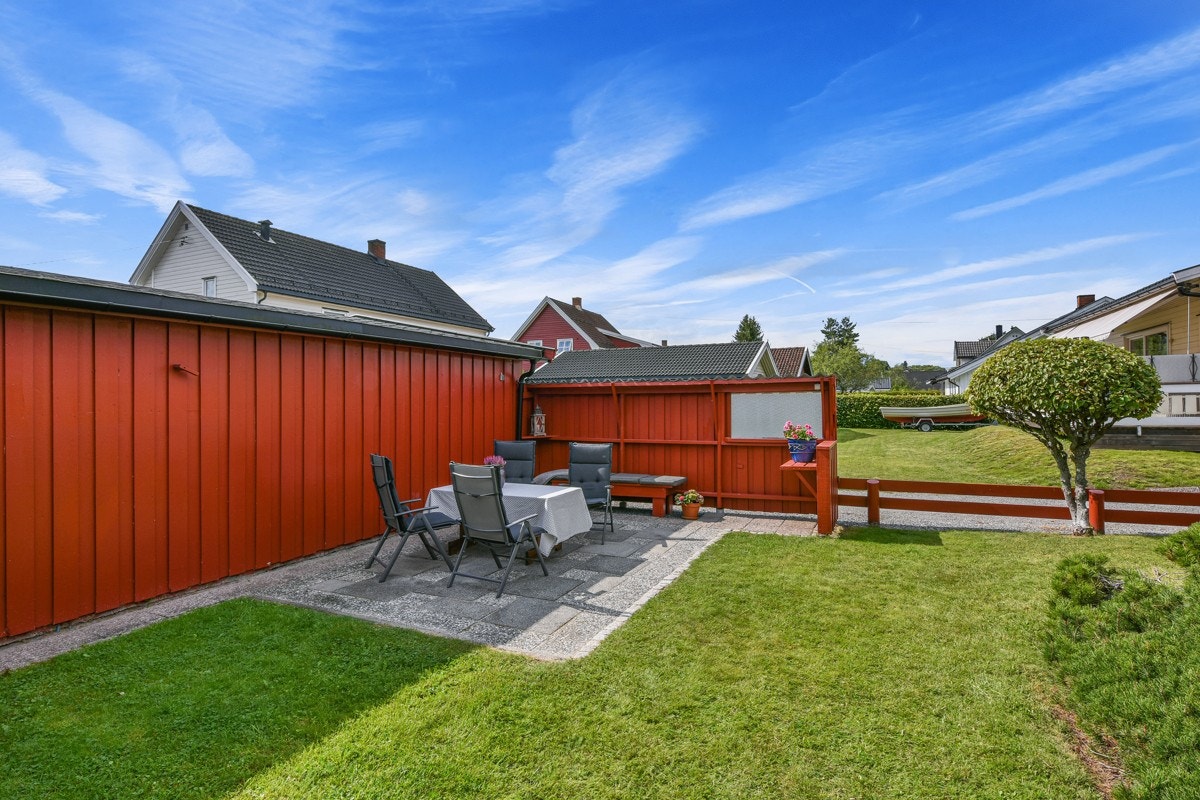 Uteplassen har god plass utemøblement, svalende skygge om dagen, og sol på kvelden. Galleribilde