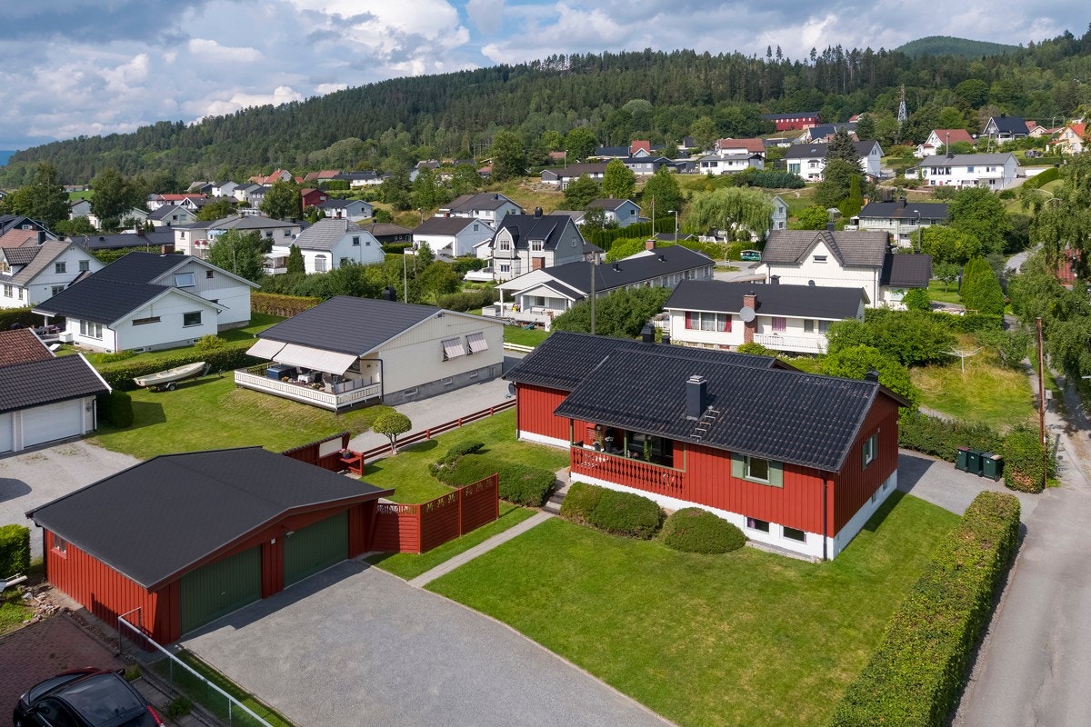 Meget barnevennlig beliggende enebolig over 2 plan med dobbel garasje - Usjenerte uteplasser - Hage ? Solrikt ? Sentralt Galleribilde