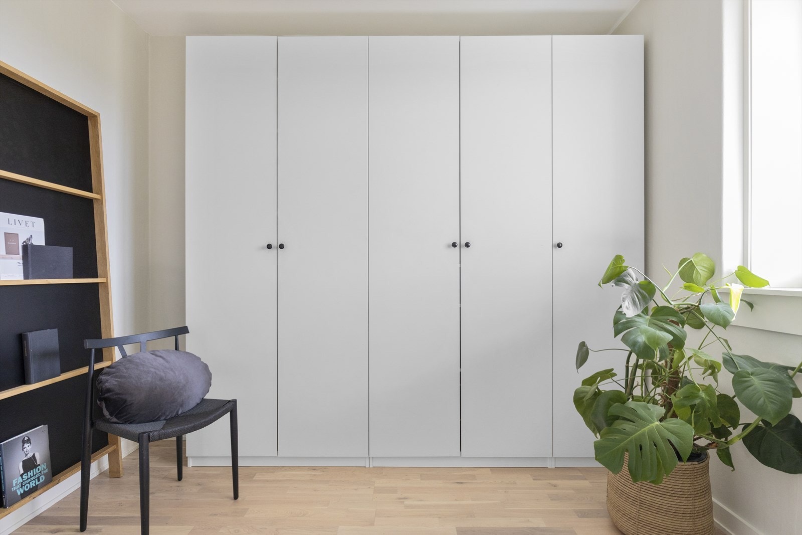 Et stort garderobeskap følger leiligheten Galleribilde