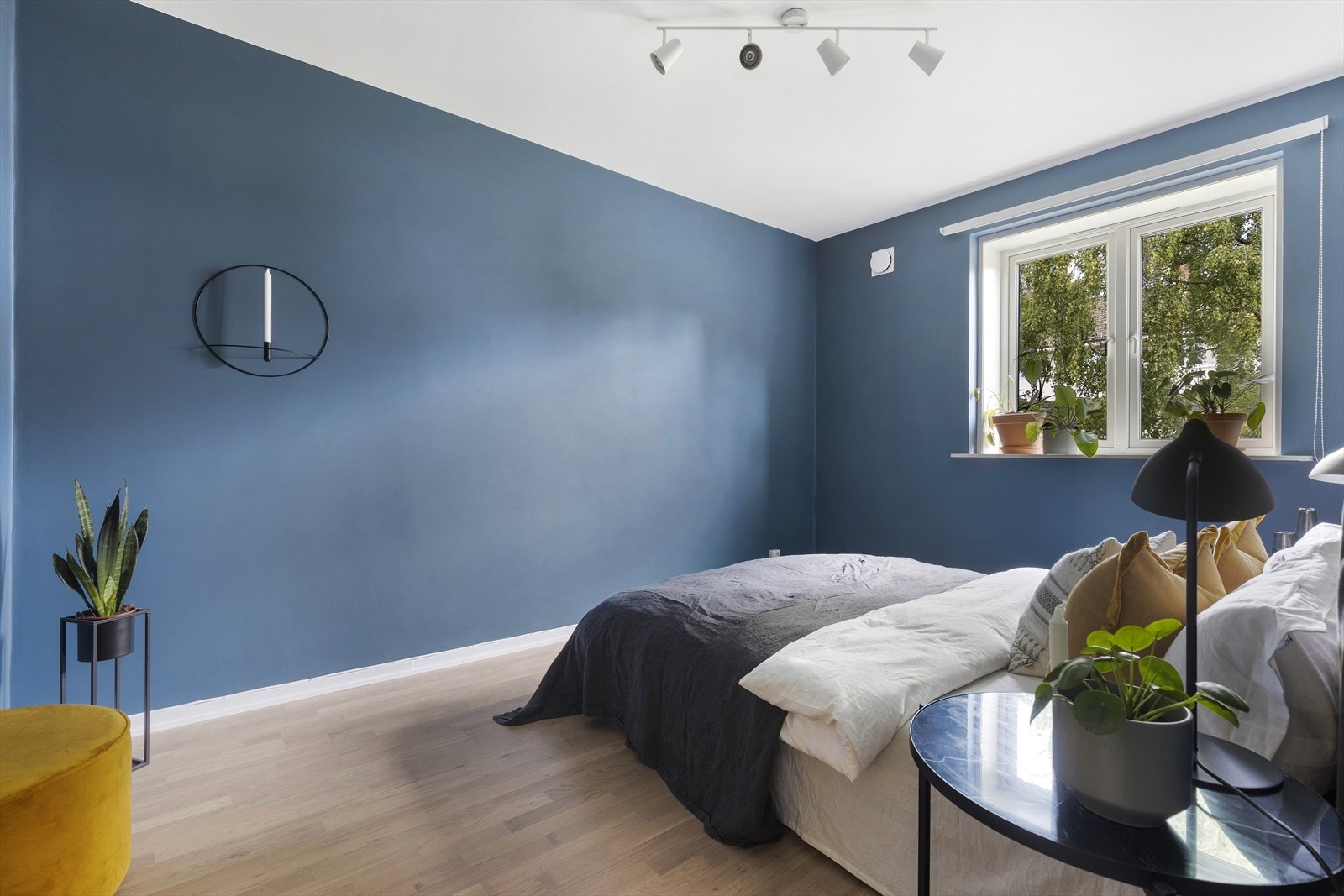 Her har man god plass til dobbelseng og øvrig møblement Galleribilde