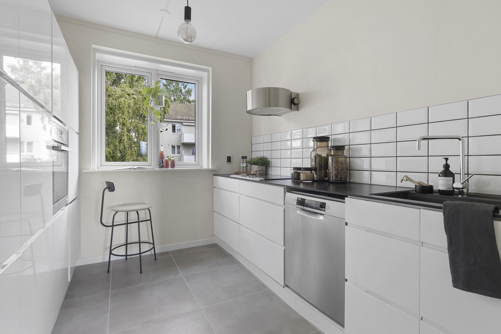 Separat kjøkken med moderne innredning fra Kvik og integrerte hvitevarer. Galleribilde