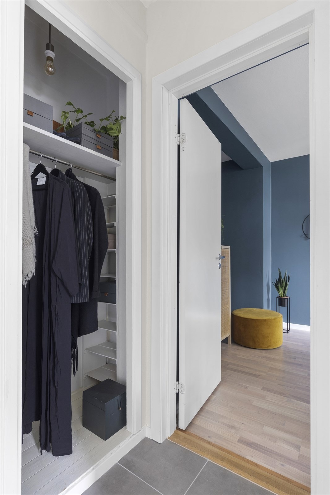 Et integrert garderobeskap gir praktisk lagringsplass Galleribilde