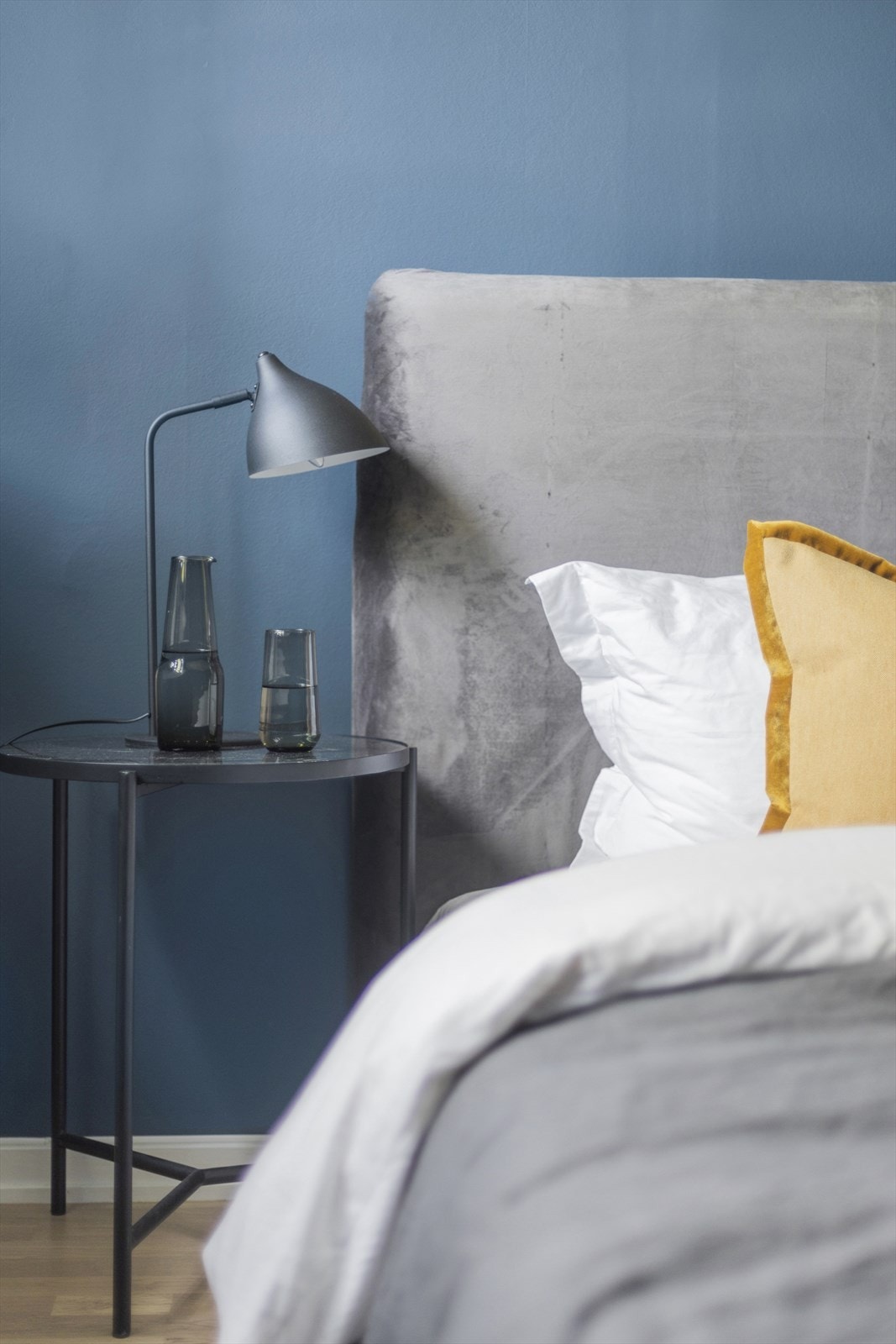 Herlig detaljbilde fra soverommet som viser bl.a det fine naturlige lyset som kommer inn i rommet Galleribilde