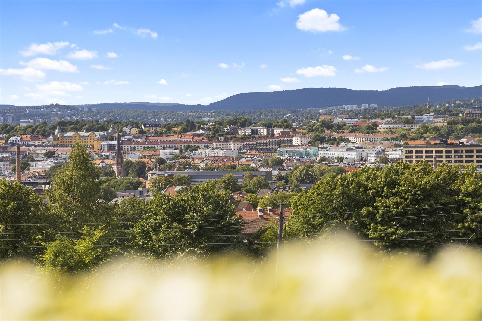Fra den solrike balkongen får du vakker utsikt over Oslo. Galleribilde