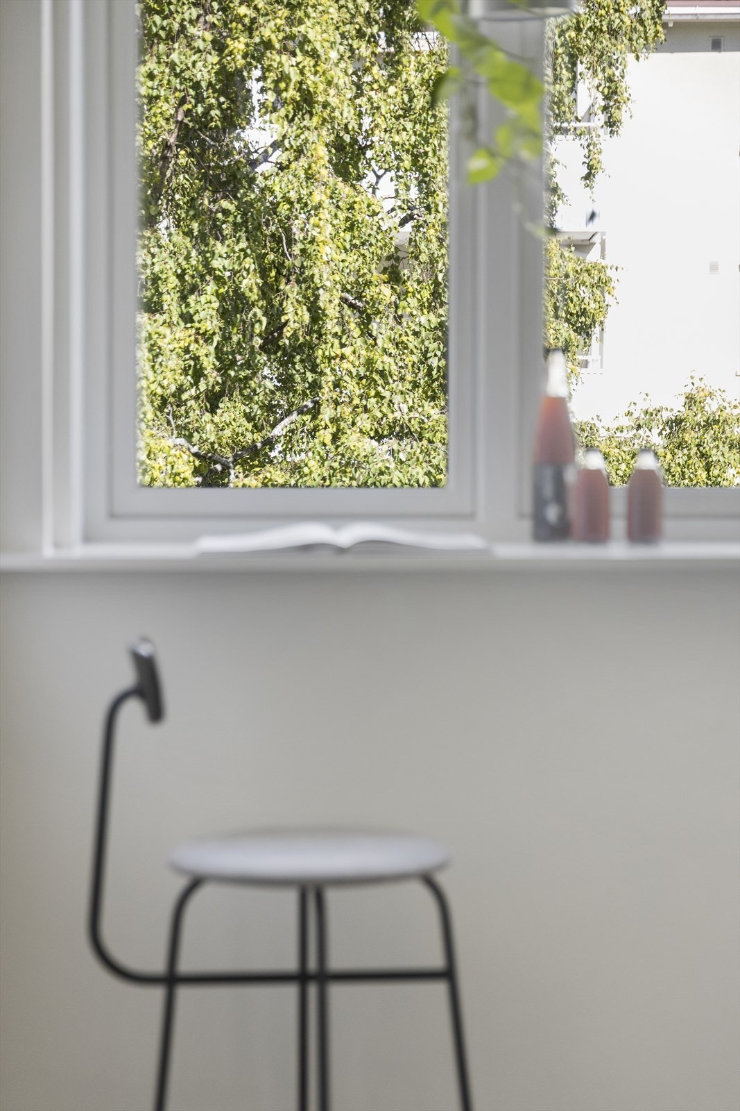 Hyggelig liten plass ved vinduet for morgenkaffen Galleribilde