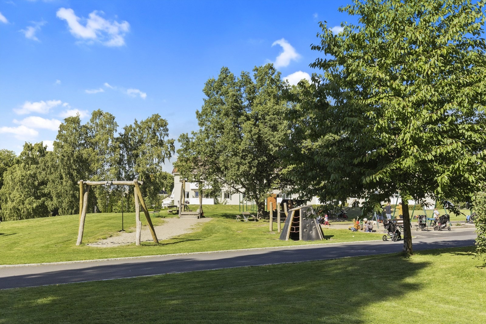 Sommerhalvåret tilbringes ute i grøntarealene, med fellesgrilling og lek for barna Galleribilde