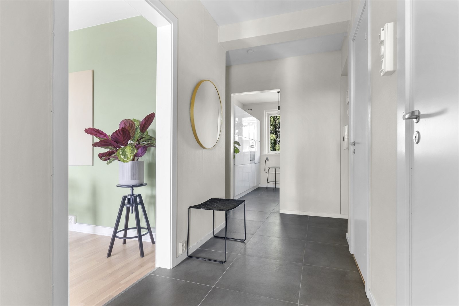 Lys entré med moderne og nyere fliser på gulv. Galleribilde