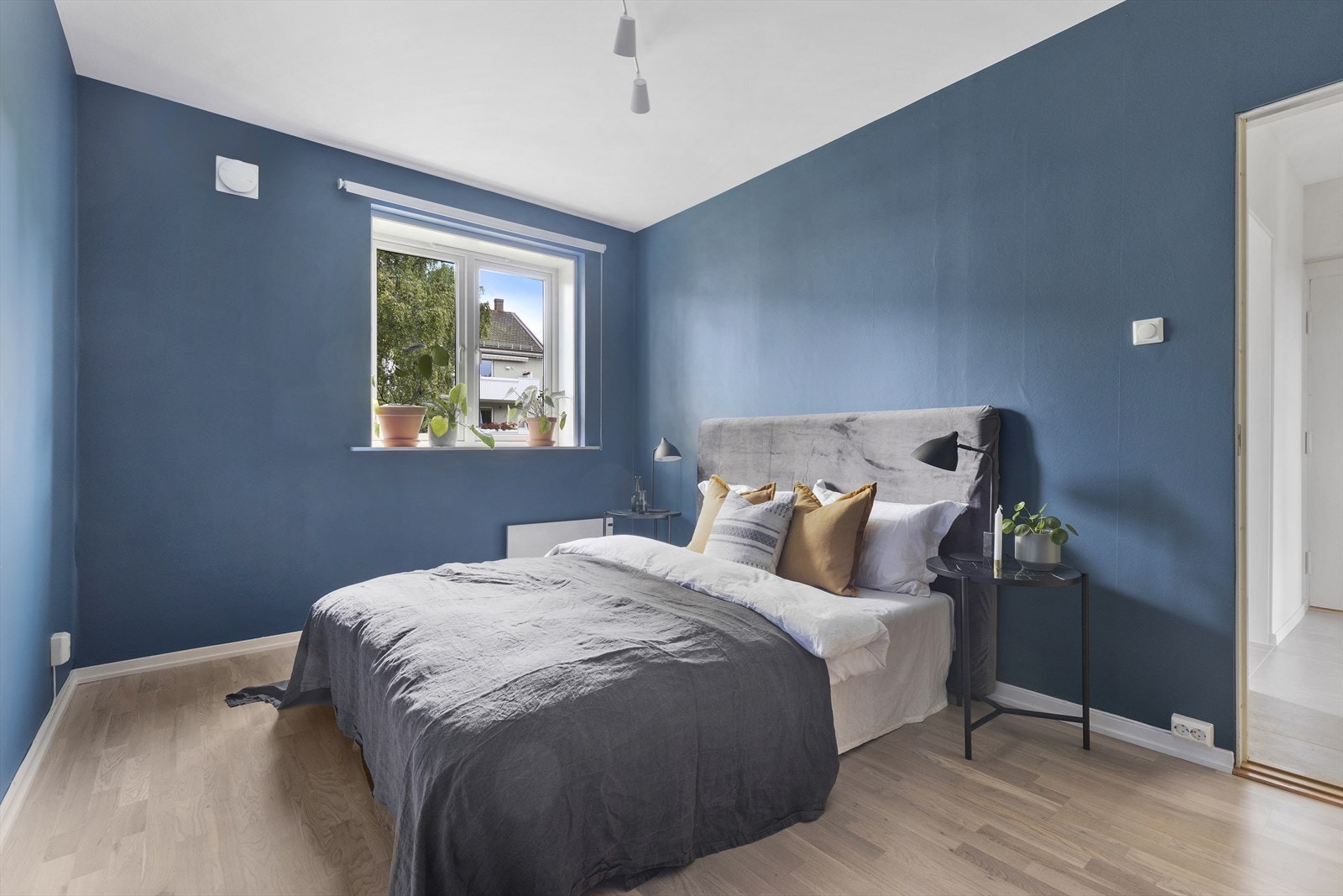 Romslig hovedsoverom der overflater inkludert himling er nymalt i 2020 Galleribilde