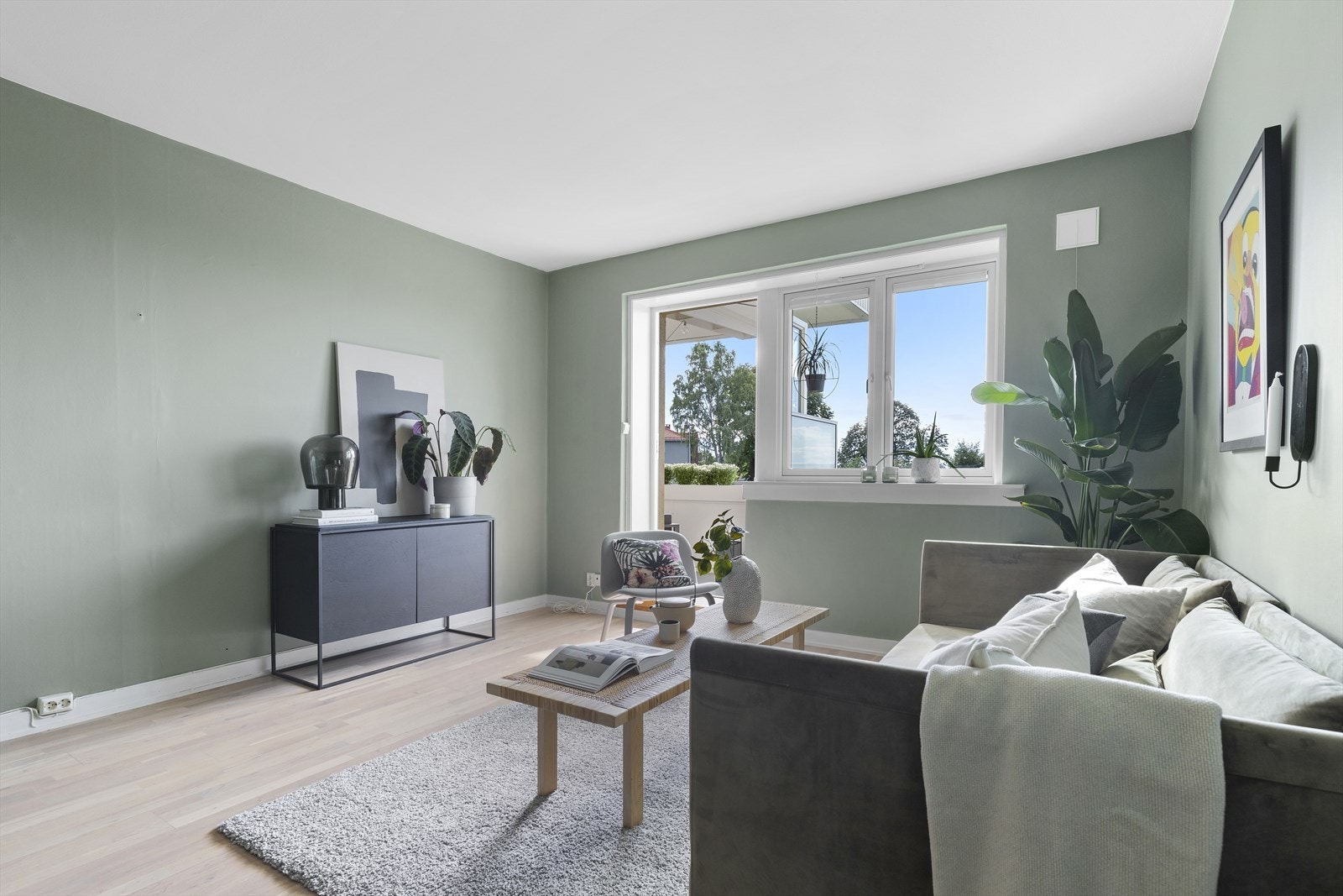 Stuen er romslig med god plass til stuemøblement og ordentlig hyggelig spiseplass Galleribilde