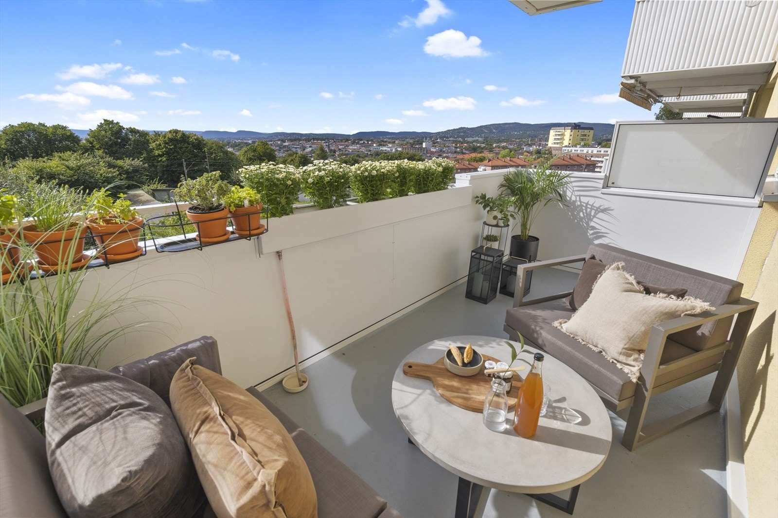 Velkommen til Bergljots vei 13A, en attraktiv og gjennomgående 3-roms leilighet med solrik vestvendt balkong, fantastisk utsikt og peisovn. Galleribilde