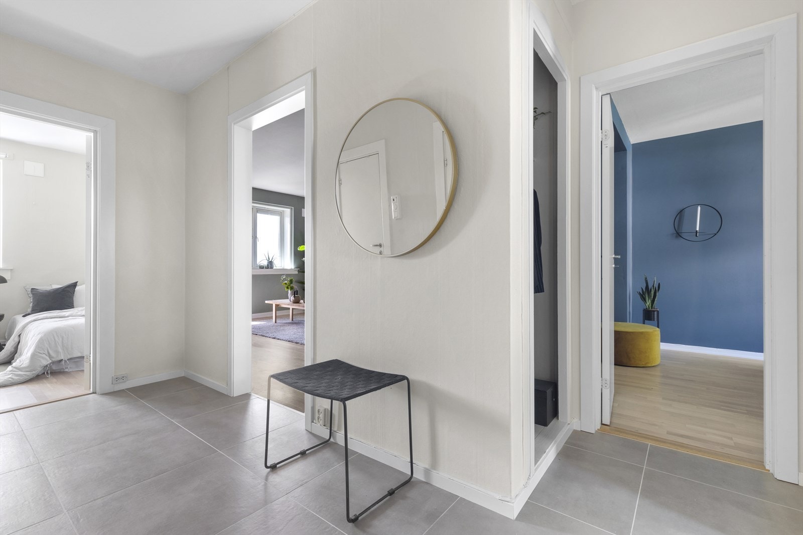 Et integrert garderobeskap gir praktisk lagringsplass og yttertøy Galleribilde