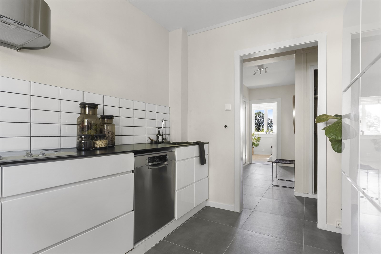 I tillegg til veldig god lagringsplass er det også godt med arbeidsplass Galleribilde